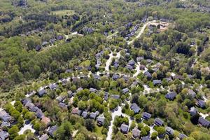 bovenste midden- klasse Amerikaans buurt met gebogen straat in Maryland foto