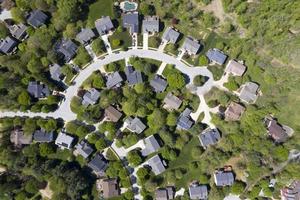 bovenste midden- klasse Amerikaans buurt met gebogen straat in Maryland foto