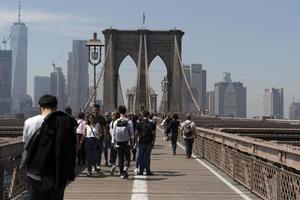 nieuw york, Verenigde Staten van Amerika, mei 2 2019 - Brooklyn brug vol van toeristen foto