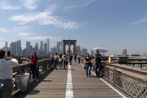 nieuw york, Verenigde Staten van Amerika, mei 2 2019 - Brooklyn brug vol van toeristen foto