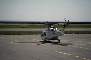 helikopter geaard Bij de luchthaven foto