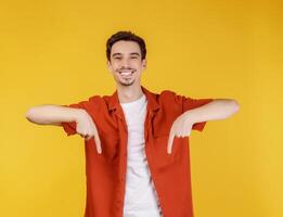 portret van jong Mens richten vingers Bij kopiëren ruimte geïsoleerd Aan geel studio achtergrond foto