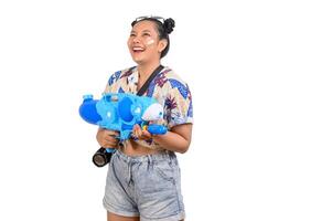 portret schattig vrouw in songkran festival met water geweer foto