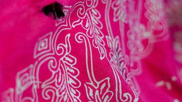 rimpels van batik-patroon tafelkleden met gaten ten gevolge naar wezen gebeten door ratten foto