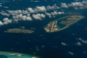 mannetje Maldiven brug en luchthaven antenne panorama landschap foto