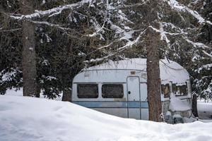 rv aanhangwagen caravan roulotte gedekt door wit sneeuw foto