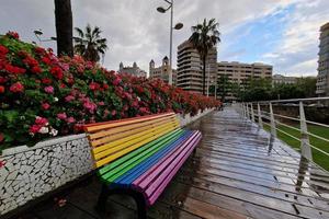 regenboog vlag bank na de regen in Valencia foto