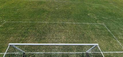 land voetbal veld- groen gras met geel bloemen foto