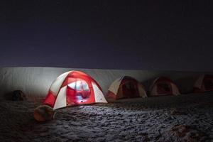 nacht tent kamp met ster spoor foto