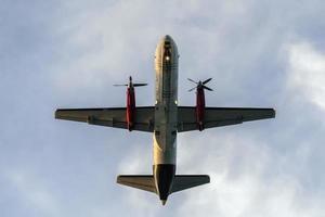 dubbel propeller lading vliegtuig vliegend over- u foto