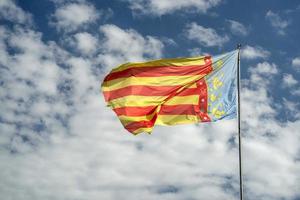 golvend Valencia Spanje vlag in de blauw lucht foto