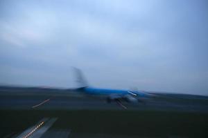 luchthaven lichten in beweging terwijl vliegtuig nemen uit Bij nacht foto