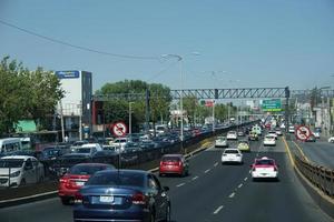 Mexico stad, Mexico - november 5 2017 - Mexicaans metropolis hoofdstad overbelast verkeer foto