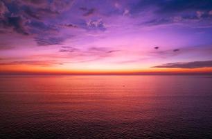 antenne visie zonsondergang lucht, natuur mooi licht zonsondergang of zonsopkomst over- zee, kleurrijk dramatisch majestueus landschap lucht met verbazingwekkend wolken en golven in zonsondergang lucht Purper licht wolk achtergrond foto