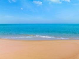 mooi zanderig strand en zee met Doorzichtig blauw lucht achtergrond, verbazingwekkend strand blauw lucht zand zon daglicht ontspanning landschap visie in phuket eiland Thailand, zomer en reizen achtergrond foto
