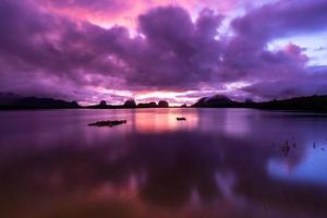 landschap lang blootstelling van majestueus wolken in de lucht zonsondergang of zonsopkomst over- zee met reflectie in de tropisch zee.mooi cloudscape landschap.geweldig licht van natuur landschap natuur achtergrond foto