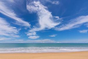 mooi strand zee in zomer seizoen, verbazingwekkend zee oceaan lucht achtergrond foto