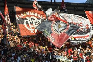 rio, Brazilië - januari 21, 2022, fans vlaggen in bij elkaar passen tussen flamengo vs nova iguacu door 03e ronde van carioca kampioenschap, in maracana stadion foto