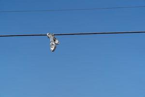 vrouw vrouw schoenen hangende Aan draad kabel foto