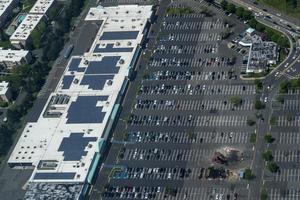 reusachtig winkelcentrum auto parkeren antenne panorama foto