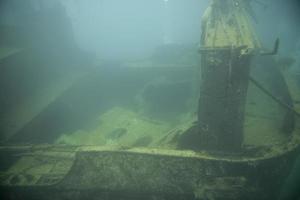 schip wrak in de zee foto