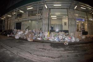 nieuw york stad - juni 16 2015 vuilnis Aan de straat Bij nacht foto