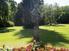 Oostenrijk standbeeld in gras Oostenrijk tuinen van de park foto