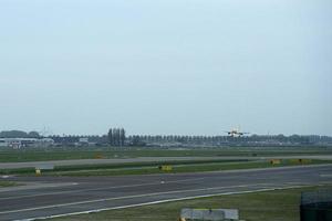 vliegtuig landen Bij schiphol luchthaven Amsterdam foto