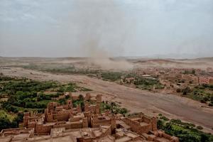zand storm komt eraan naar ait benhaddou maroc foto
