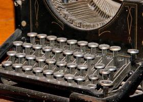 oud schrijfmachine verschuiving sleutel detail gedekt door stof foto