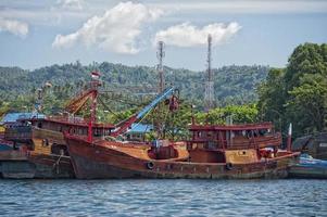 roestig robuust schip in Indonesië haven foto