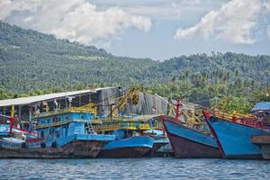 roestig robuust schip in Indonesië haven foto