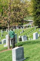 Washington gelijkstroom, Verenigde Staten van Amerika - kunnen, 2 2014 - arbeider is schoonmaak grafstenen Bij Arlington begraafplaats foto