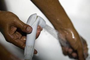 zwart handen Mens het wassen schoonmaak foto