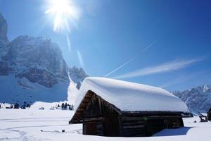 hout cabine hut in de winter sneeuw achtergrond foto