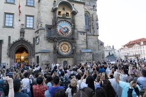 Praag, Tsjechisch republiek - juli 17 2019 - Praag toren klok apostolen uur tonen foto