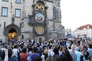 Praag, Tsjechisch republiek - juli 17 2019 - Praag toren klok apostolen uur tonen foto