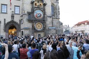 Praag, Tsjechisch republiek - juli 17 2019 - Praag toren klok apostolen uur tonen foto