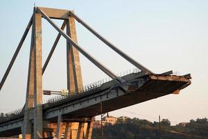 morandi ingestort brug in Genua foto