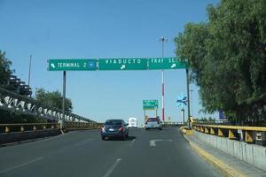 Mexico stad, Mexico - november 5 2017 - Mexicaans metropolis hoofdstad overbelast verkeer foto