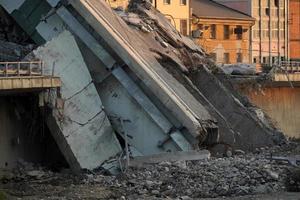 morandi ingestort brug in Genua foto