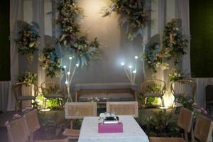 mooi bruiloft decoratie met bloemen, bladeren en lampen foto