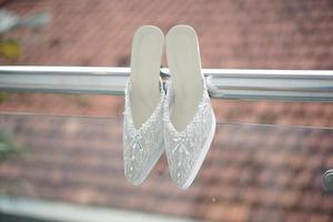 een paar- van bruid schoenen voor bruiloft ceremonie foto