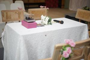 tafel en stoelen arrangement voor moslim bruiloft ceremonie foto