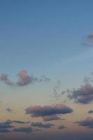 cloudscape van zonsondergang tijd in zomer seizoen foto