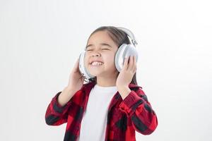 weinig meisje Azië schattig genieten van haar muziek- hoofdtelefoons foto