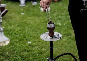 modern hookah met kokosnoot houtskool foto