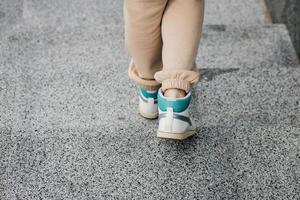 vrouw poten in sportschoenen foto