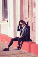 elegant hipster meisje in leer jasje foto