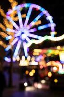 mooi wazig en onscherp kleurrijk lichten van een slinger Aan een carrousel. Kerstmis eerlijk.